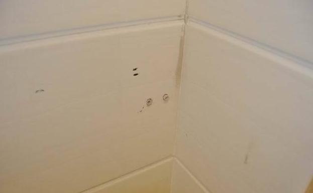 墙上打孔瓷砖打烂怎么办(墙上打孔瓷砖打烂怎么办图片)