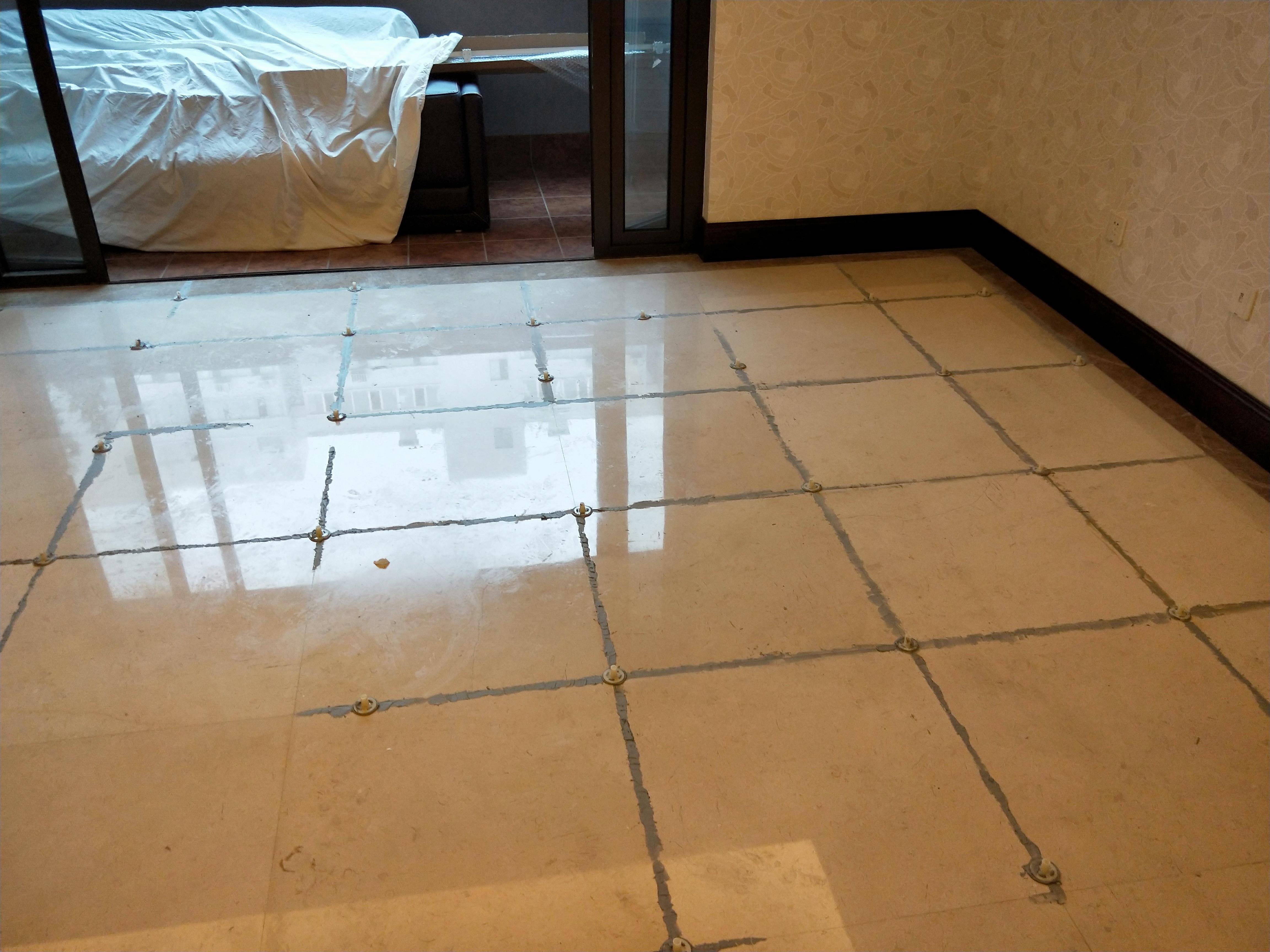 刚贴好的瓷砖空鼓是怎么回事(刚贴好的瓷砖发现在空鼓了怎么办)