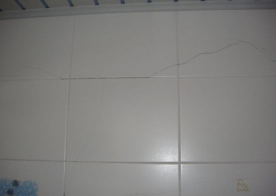 墙砖开裂是什么原因造成的(墙砖开裂是什么原因造成的图片)