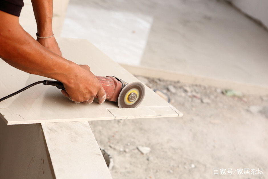 墙面瓷砖翘起(墙面瓷砖翘起来了修复视频)