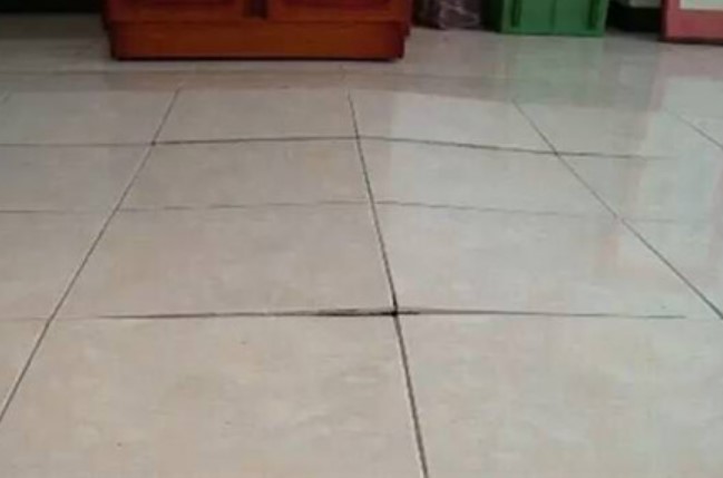 十几年的地砖突然鼓起来怎么办(十几年的地砖突然鼓起来怎么办视频) 十几年的地砖突然鼓起来怎么办(十几年的地砖突然鼓起来怎么办视频)