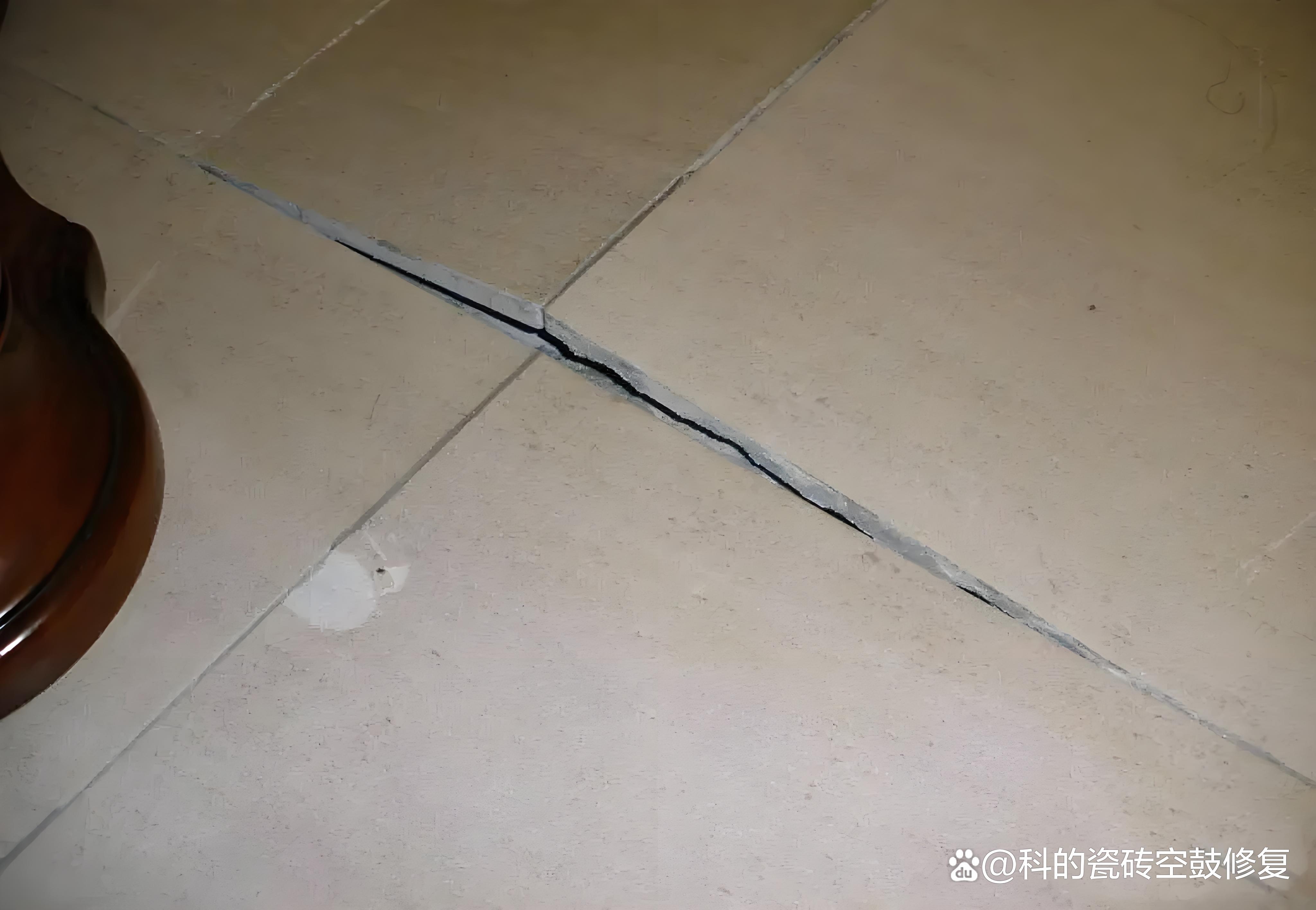 厨房墙上瓷砖鼓起来了怎么办(厨房墙上瓷砖鼓起来了怎么办呢)